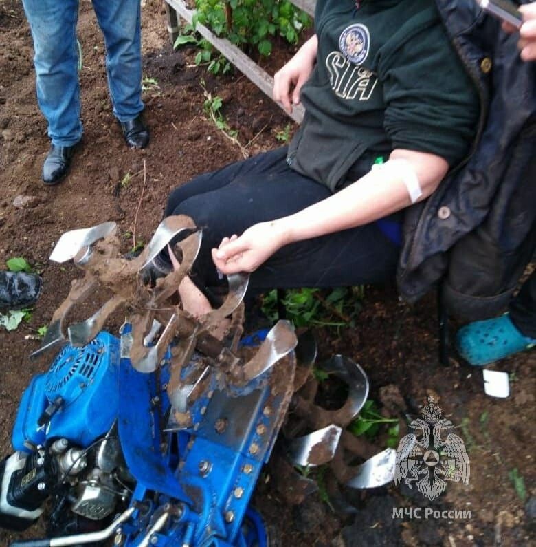 В Татарстане спасатели помогли парню, у которого нога застряла в мотоблоке