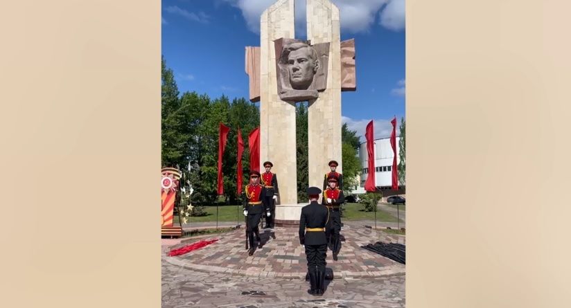 Цветы возложили к памятнику Герою Советского Союза Мусе Джалилю в Челнах