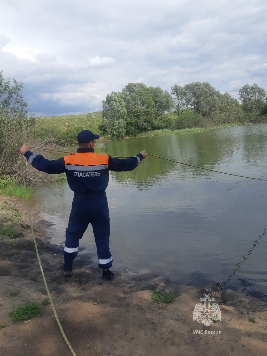 В Татарстане водолазы достали из озера тело выпившего мужчины
