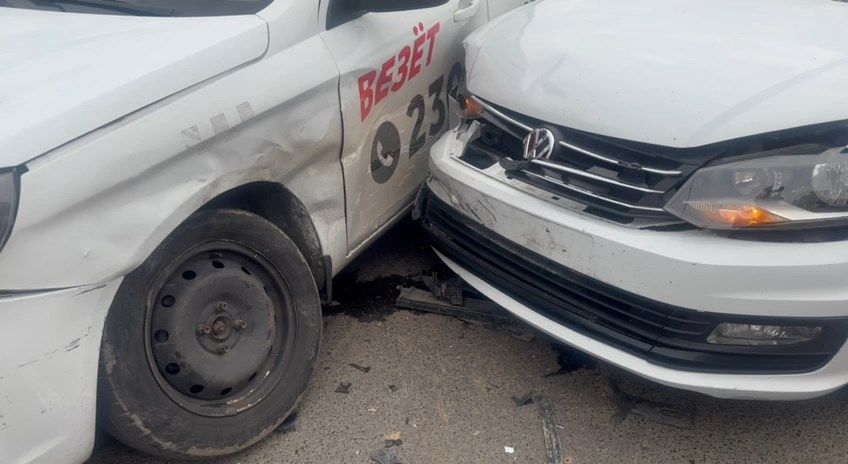 Пассажирка такси пострадала в результате аварии в Казани