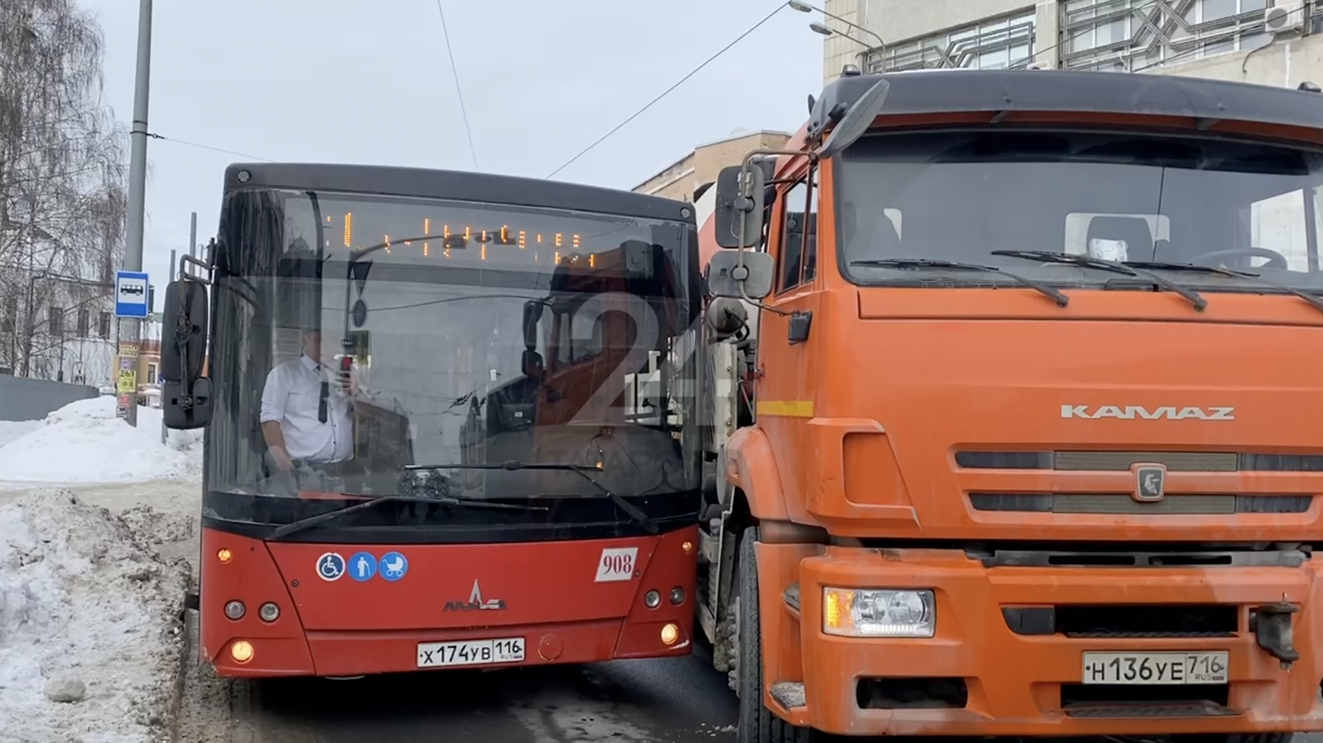 Автобус и бетономешалка столкнулись в Казани