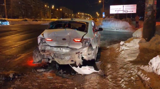 Автомобилист врезался в такси и скрылся с места ДТП в Казани