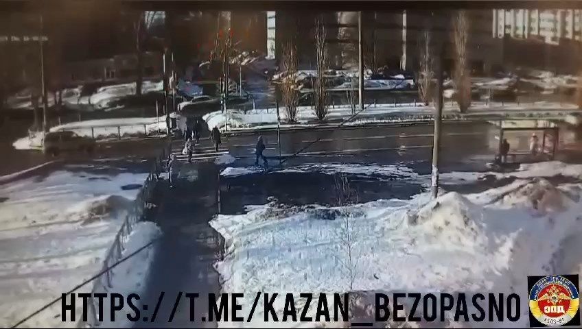 В Казани иномарка сбила двух девочек на пешеходном переходе