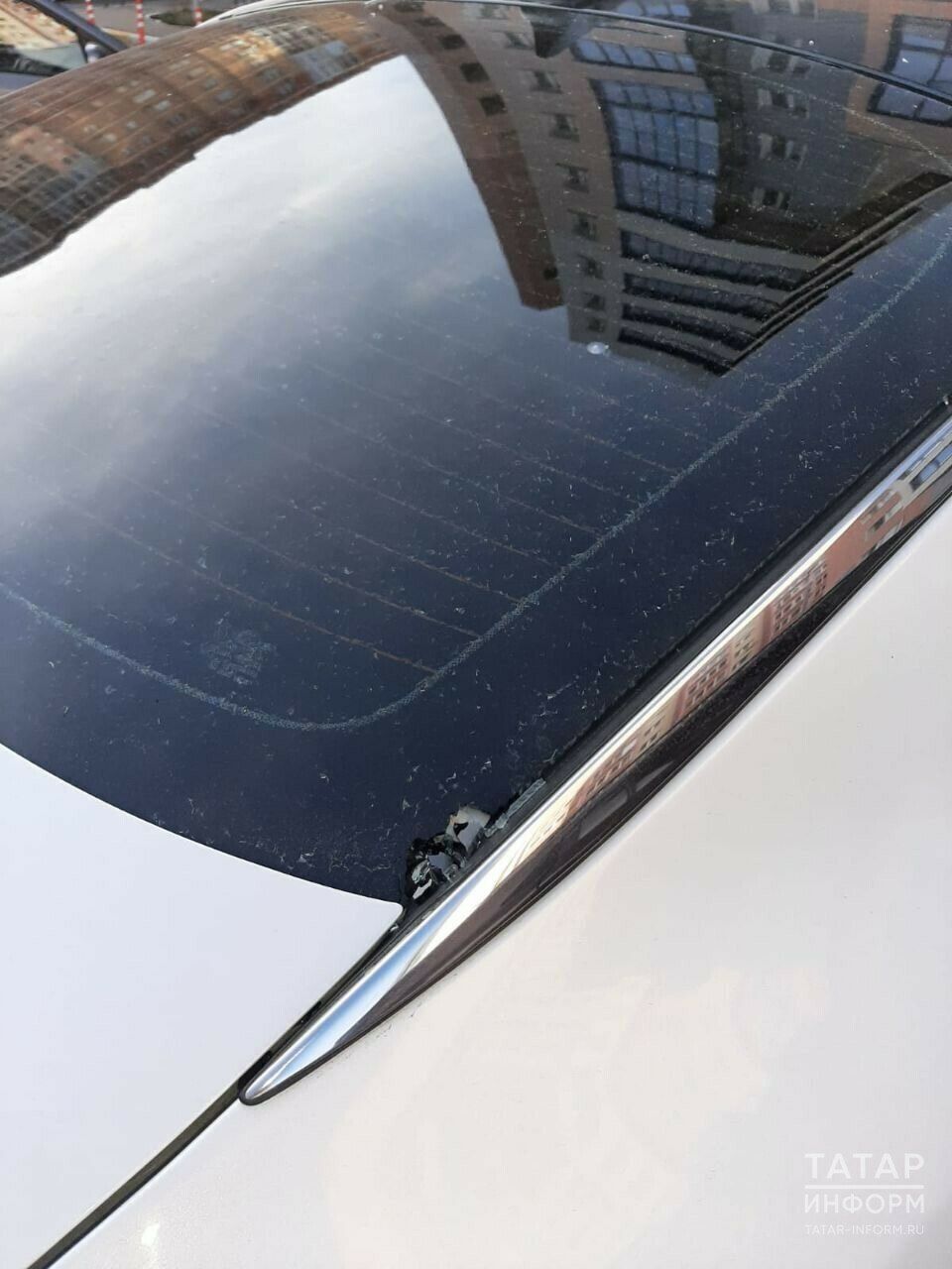 На улице Четаева неизвестный прострелил заднее стекло автомобиля