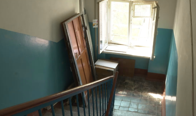 В Казани житель многоэтажки снес дверь квартиры во время запоя