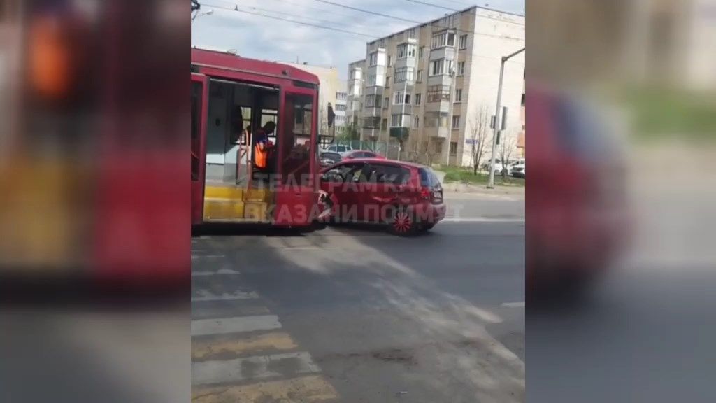 Трамвай столкнулся с легковушкой на улице Павлова в Казани