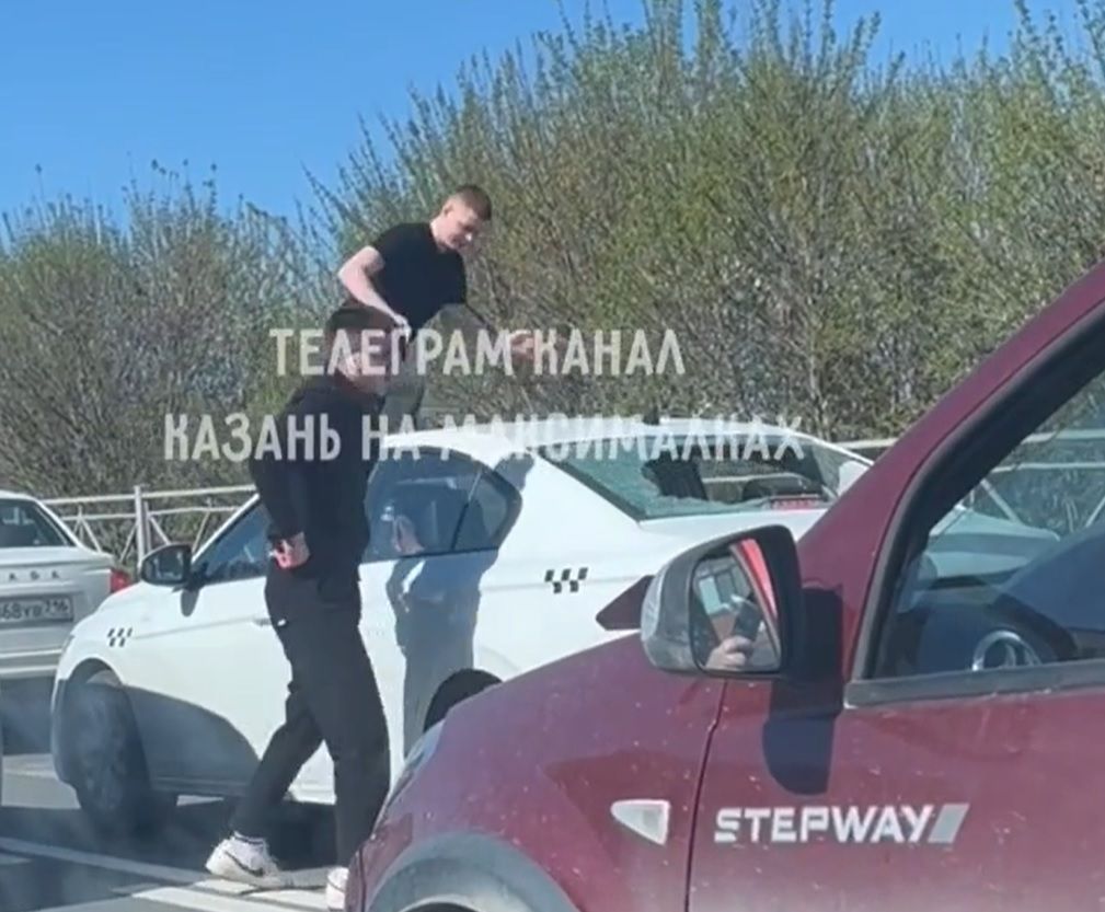 Конфликт на проспекте Победы в Казани: участники дорожного инцидента уладили разногласия