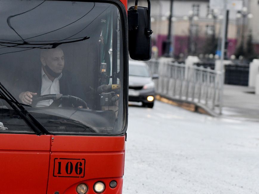 В казанских автобусах начнут фиксировать нарушителей, оставляющих машины на остановках