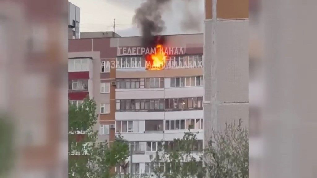 В многоэтажке на улице Четаева в Казани загорелась квартира