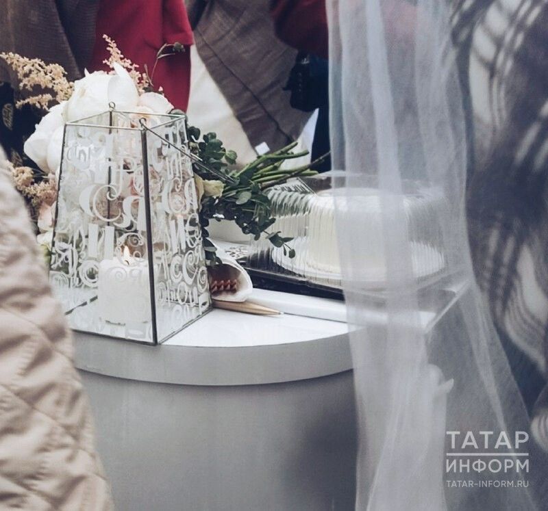 Свадебное торжество в Москве: три пары молодоженов поженились на фестивале в столице