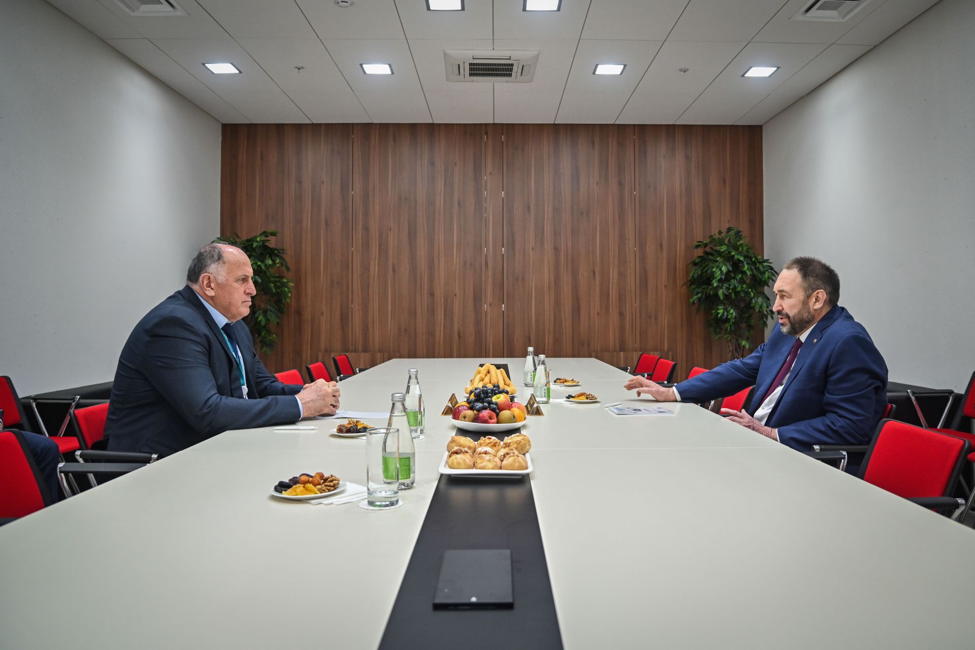 Алексей Песошин встретился с главой правительства Дагестана на KazanForum