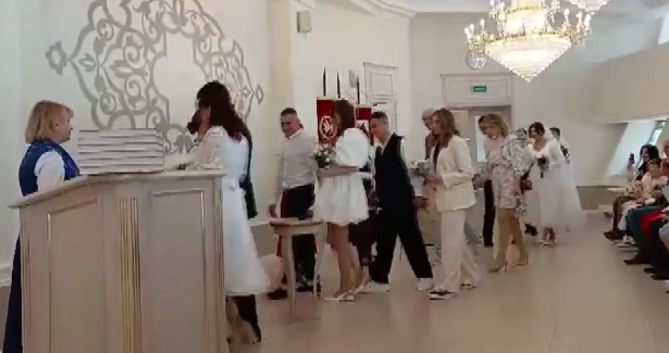 Семь пар поженились одновременно в центре семьи Казан