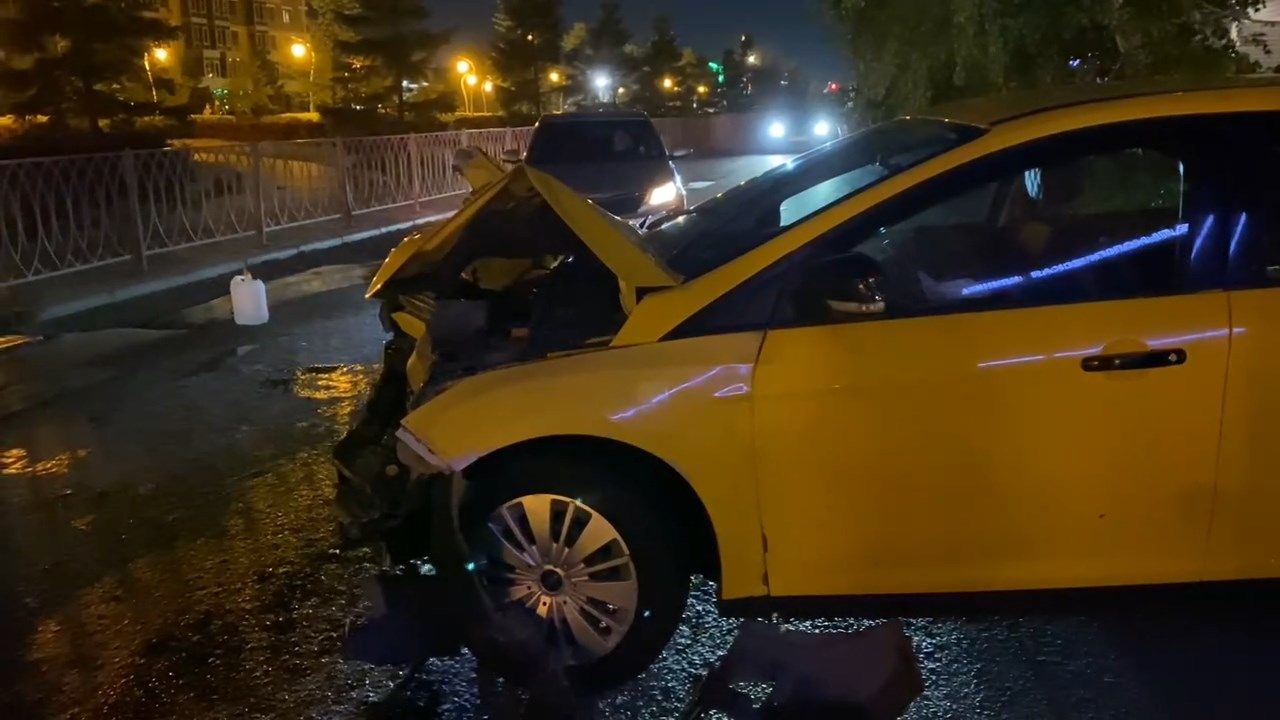 Автомобилист пострадал при столкновении ГАЗели и иномарки в Казани