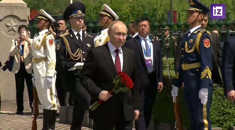 Президент РФ возложил алые розы к памятнику советским воинам в Харбине