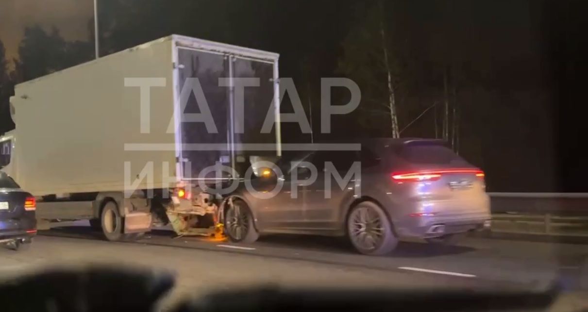 Иномарка столкнулась с грузовиком на Горьковском шоссе в Казани
