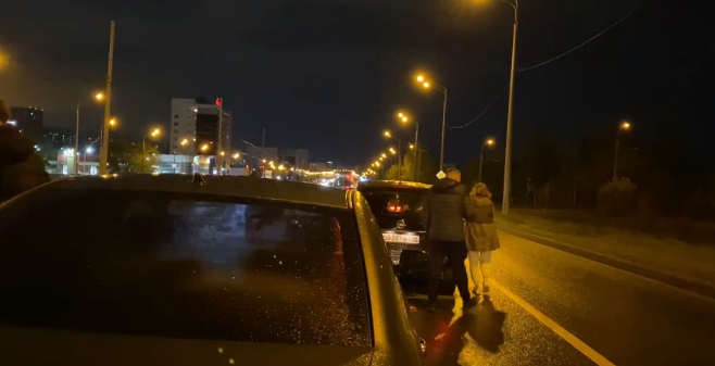 Водитель Лады не справился с управлением и врезался в две иномарки в Казани