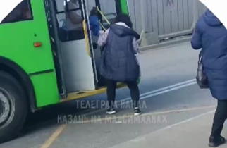 В Казани на остановке произошел конфликт между водителем троллейбуса и пассажиркой