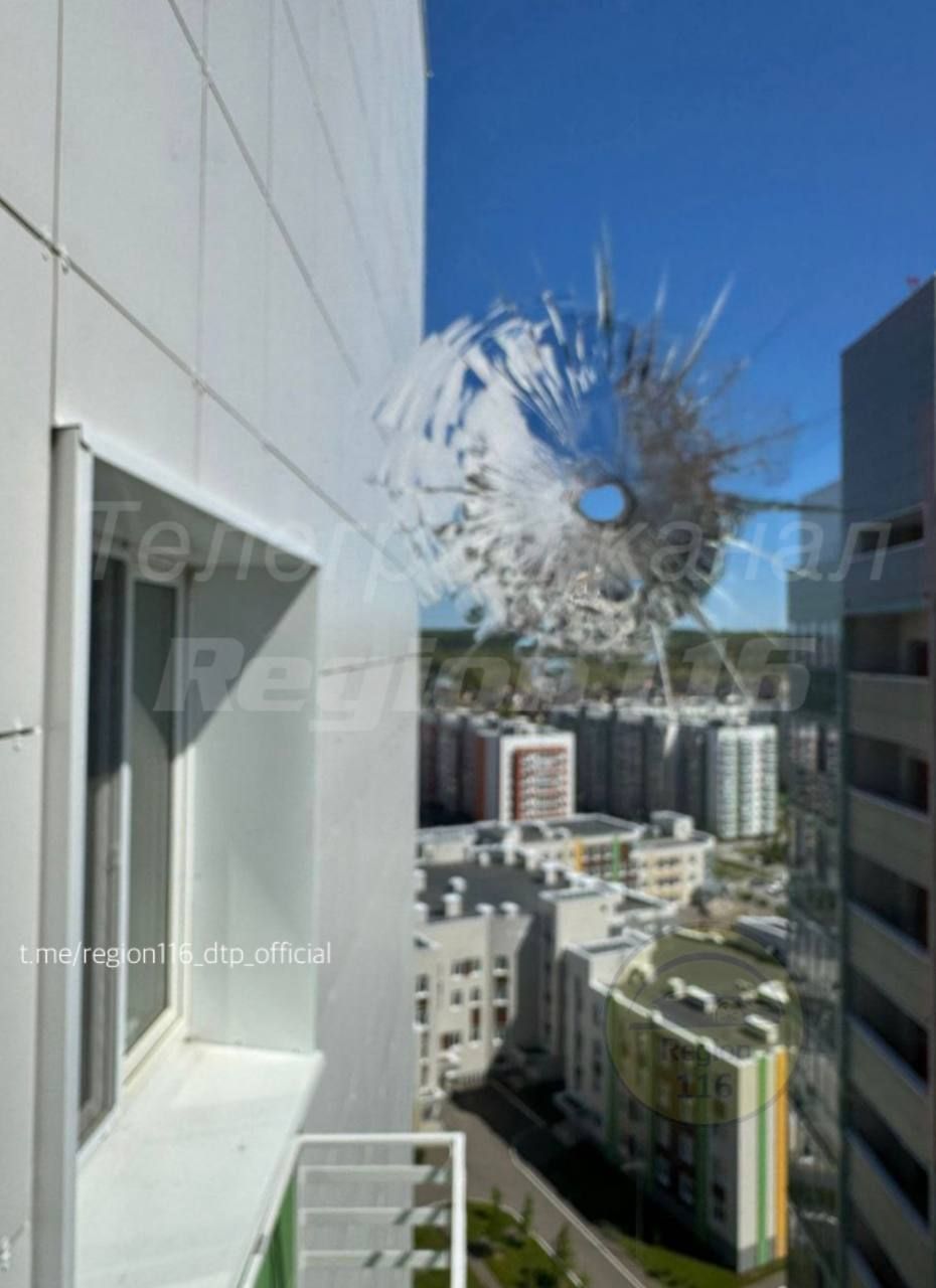 В жилом комплексе в Казани подростки разбили окно из пневматического оружия