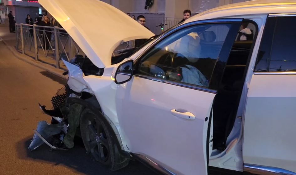 В Казани иномарка отлетела на тротуар из-за серьезного ДТП