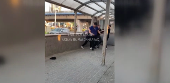 В Казани водитель трамвая и пассажир устроили драку на публике