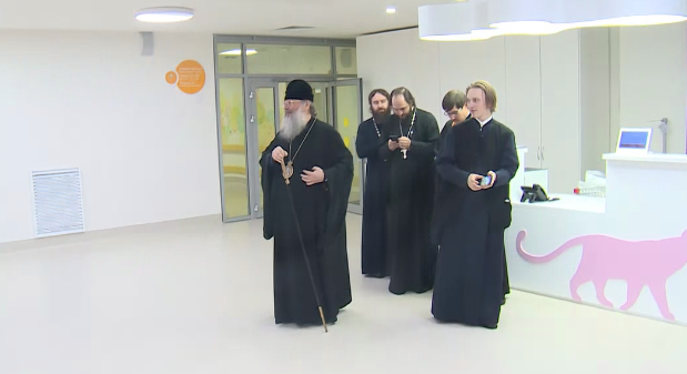 Митрополит Казанский Кирилл посетил больницы и благословил пациентов
