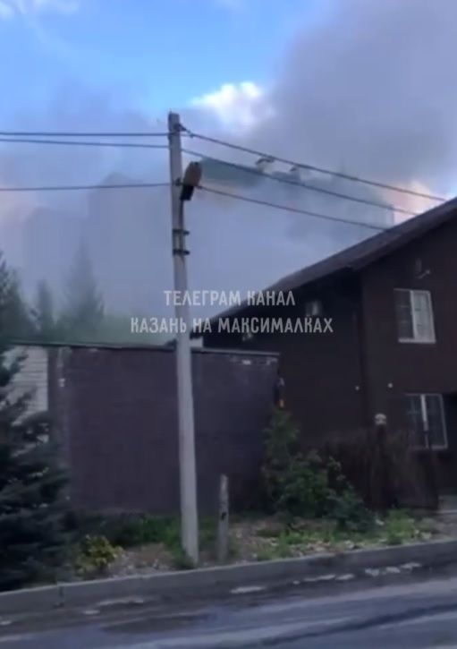 В Казани загорелся частный дом