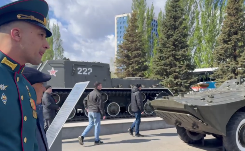 Расим Баксиков рассказал Минниханову об особенностях военной техники в парке Победы