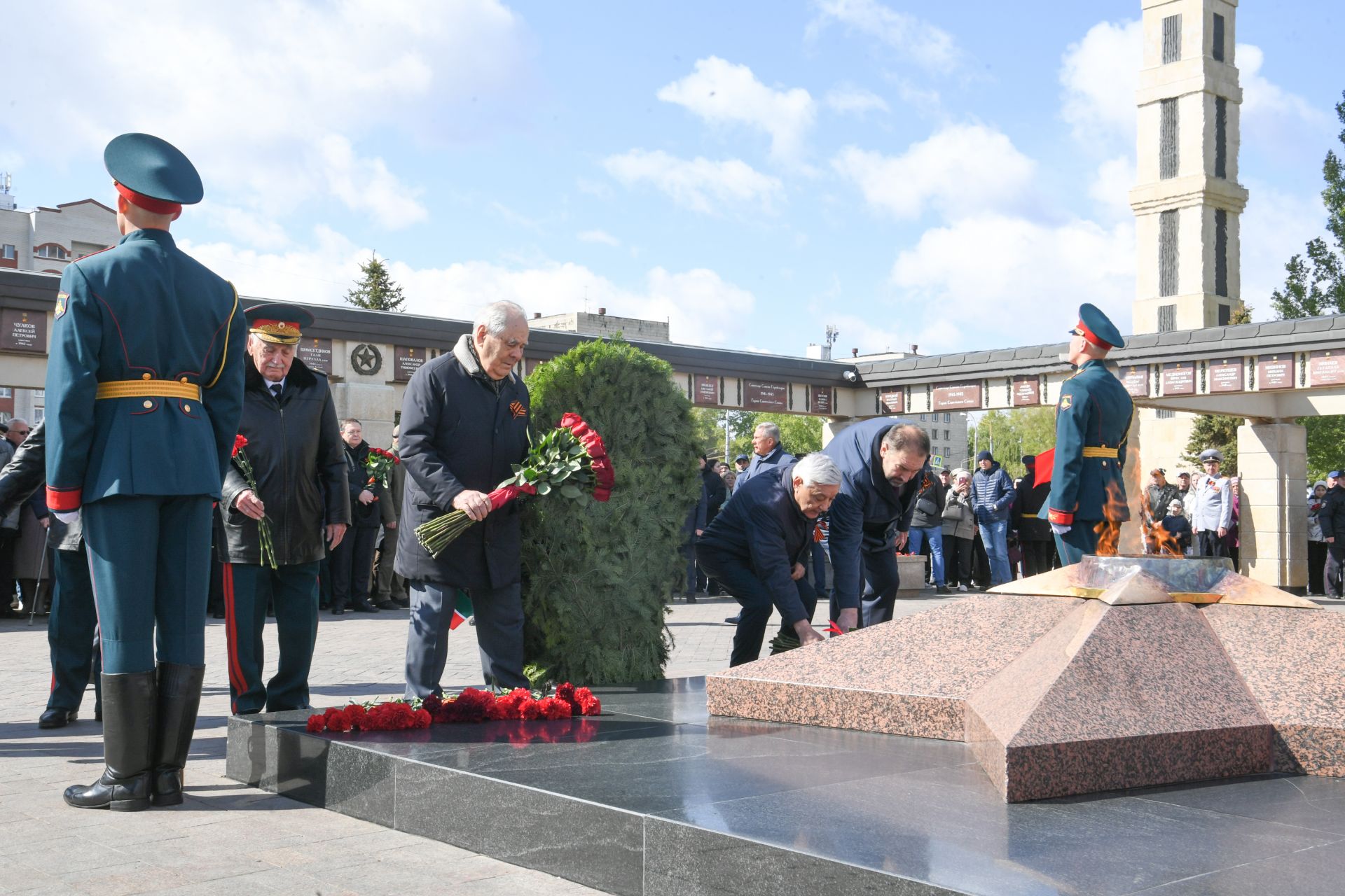 Минниханов и Шаймиев возложили цветы к Вечному огню в Парке Победы