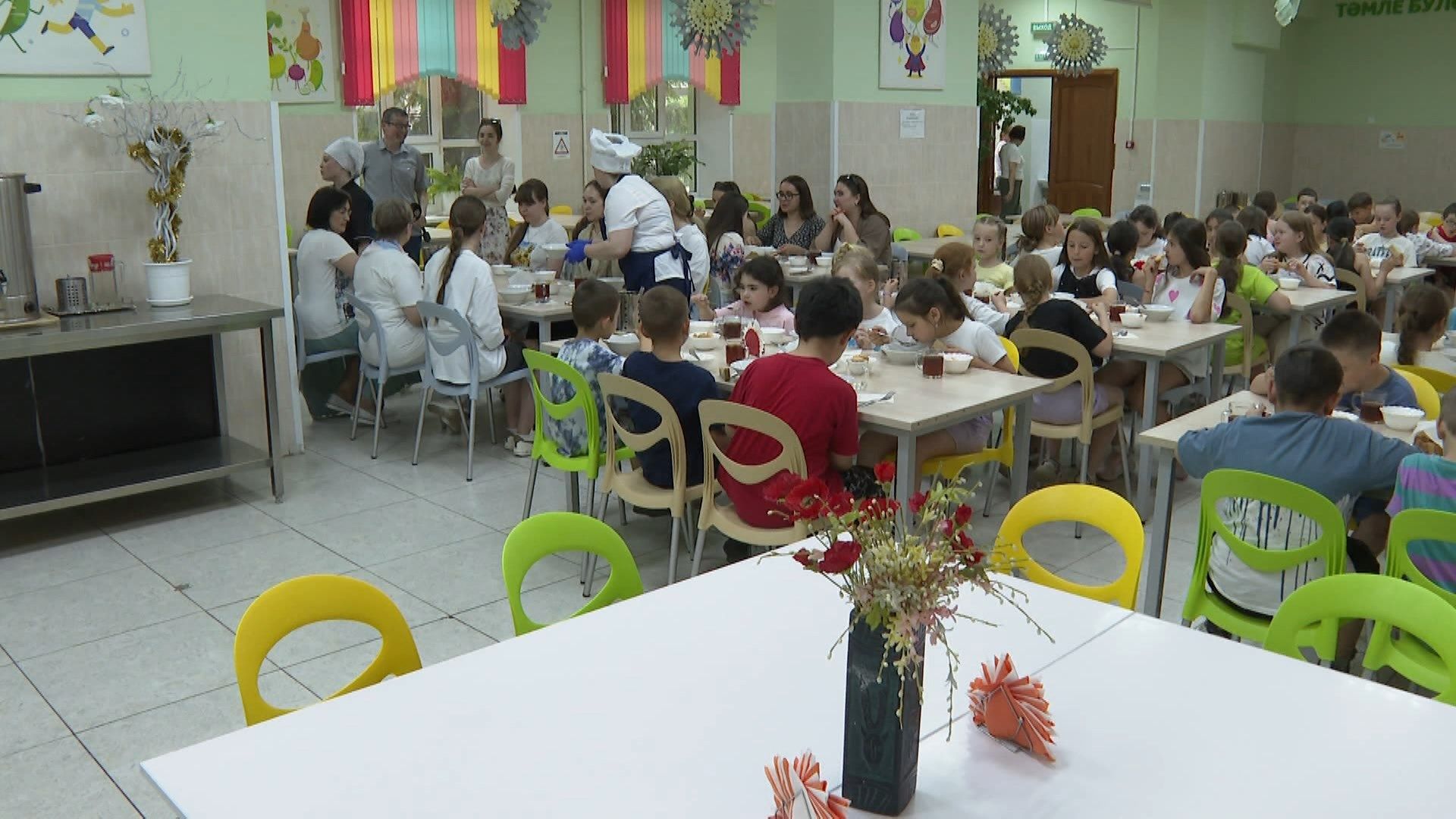 Студенты колледжей помогают решить кадровый дефицит в школьных столовых Казани