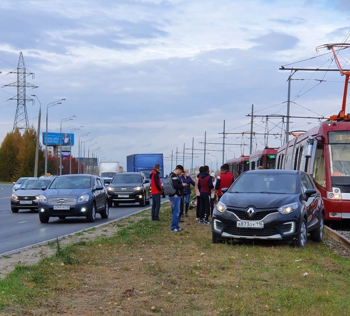 В Казани из-за столкновения двух легковых автомобилей встали трамваи