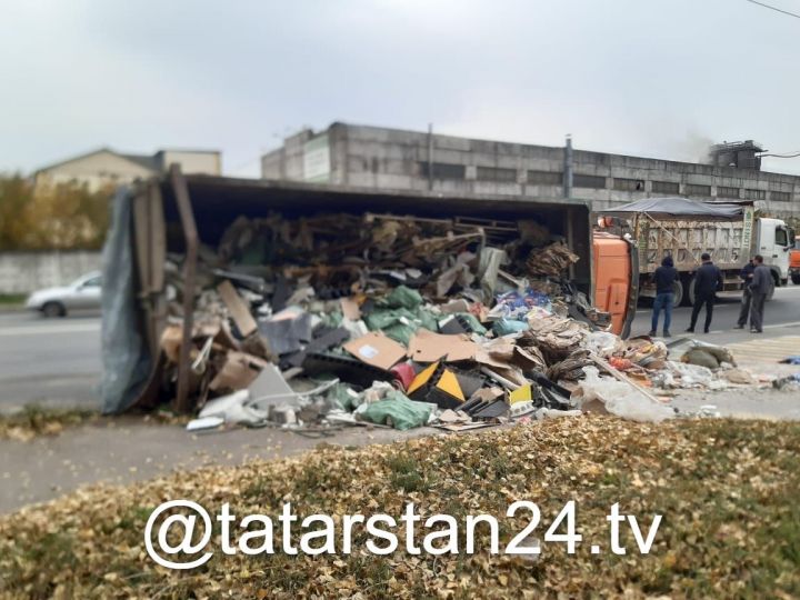 В Казани на улице Васильченко перевернулся мусоровоз