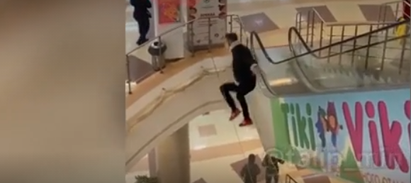 В соцсетях появилось видео прыжка казанского пранкера с 3 этажа ТЦ