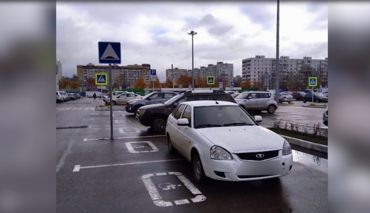 В Казани на парковке у ТЦ мужчина оставил автомобиль, заняв два инвалидных места