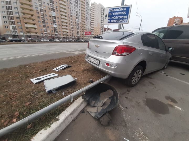 В Казани Chevrolet врезался в припаркованный микроавтобус