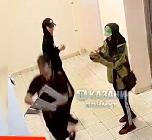 Казанские подростки разгромили почтовые ящики в подъезде одного из домов