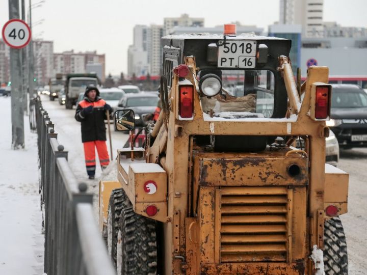 Днем в Казани для очистки улиц от снега задействуют более 170 единиц спецтехники