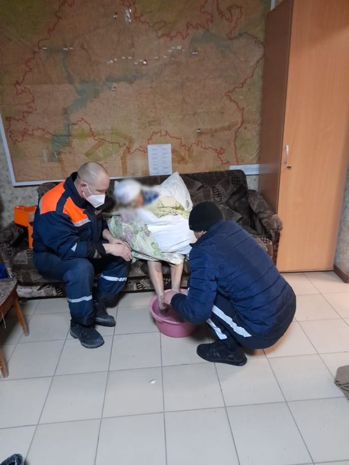 Спасатели помогли замерзающей пожилой женщине, которая была в одном халате на трассе М7