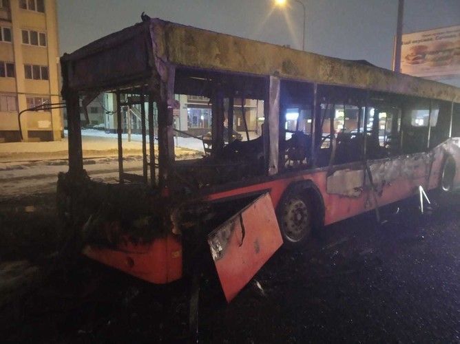 В Казани практически полностью сгорел маршрутный автобус
