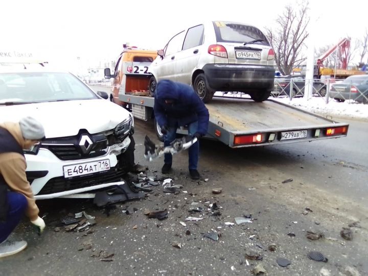В Казани на улице Максимова столкнулись автомобили Renault и Matiz