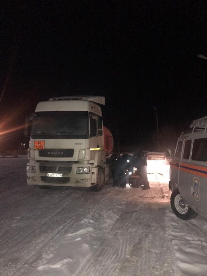 В Татарстане спасатели помогли дальнобойщику, который замерзал ночью на трассе