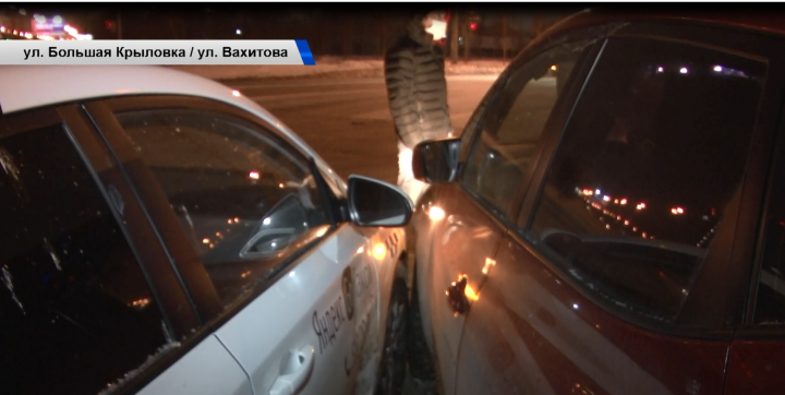 В Казани на перекрестке улиц Большая Крыловка и Вахитова произошло ДТП с участием такси
