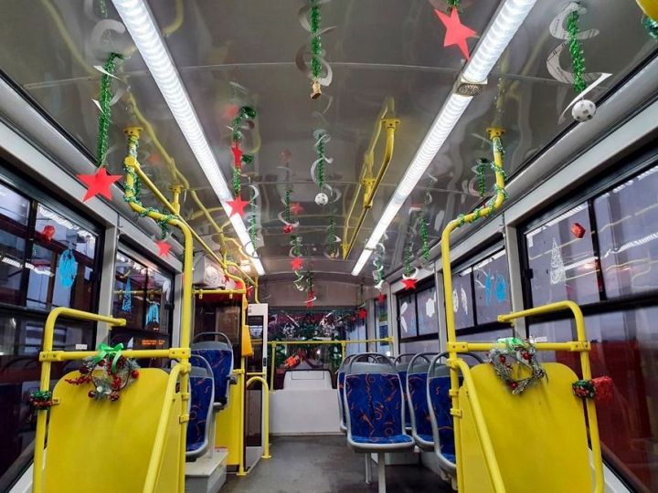 В Казани на маршрут вышел троллейбус с водителем в костюме Деда Мороза