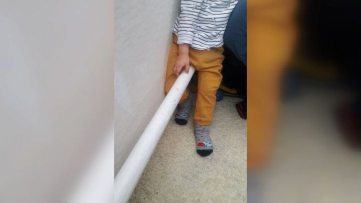 В Казани спасатели помогли девочке, у которой застряла нога между батареей и стеной
