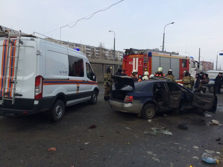 Два человека погибли в аварии на проспекте Победы в Казани