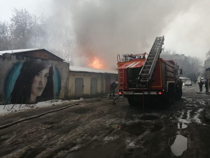 В Кировском районе Казани горят гаражи