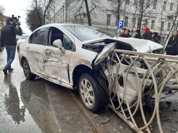 В центре Казани водитель легковушки врезался в забор и снес светофор
