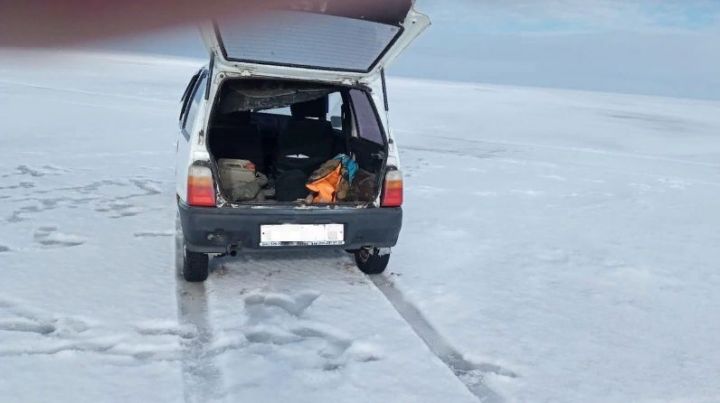 В Татарстане рыбаки выехали на тонкий лед на «Оке»