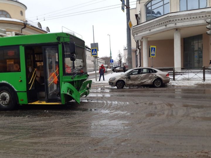 В Казани на перекрестке улиц Московская и Камала столкнулись троллейбус и иномарка
