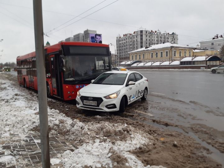 На ул. Ершова столкнулись автомобиль такси и автобус