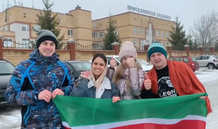 Татарские блогеры передали подарки пациентам, которые находятся на карантине в инфекционной больнице